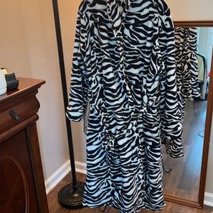 Kim Rogers Fleece Zebra Robe XL